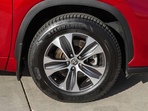 Certified 2022 Toyota Highlander XLE image 10