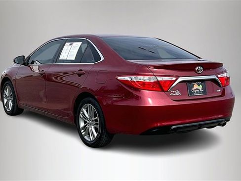 Used 2017 Toyota Camry SE image 4