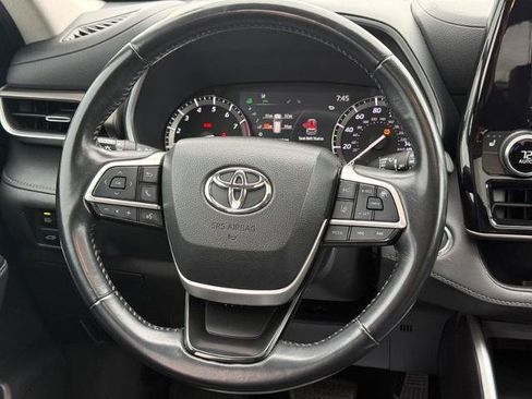 Used 2022 Toyota Highlander XLE AWD/4WD image 14