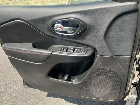 Used 2019 Jeep Cherokee Trailhawk AWD/4WD image 26