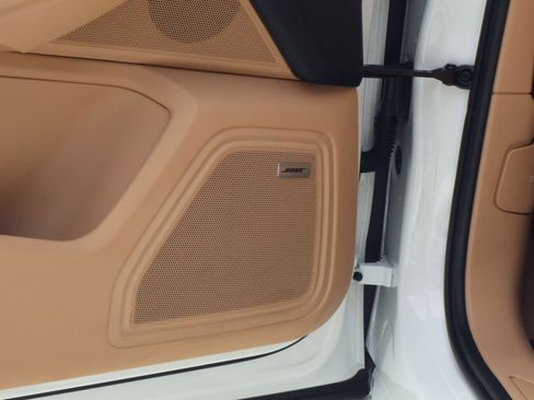 Certified 2025 Porsche Macan image 14