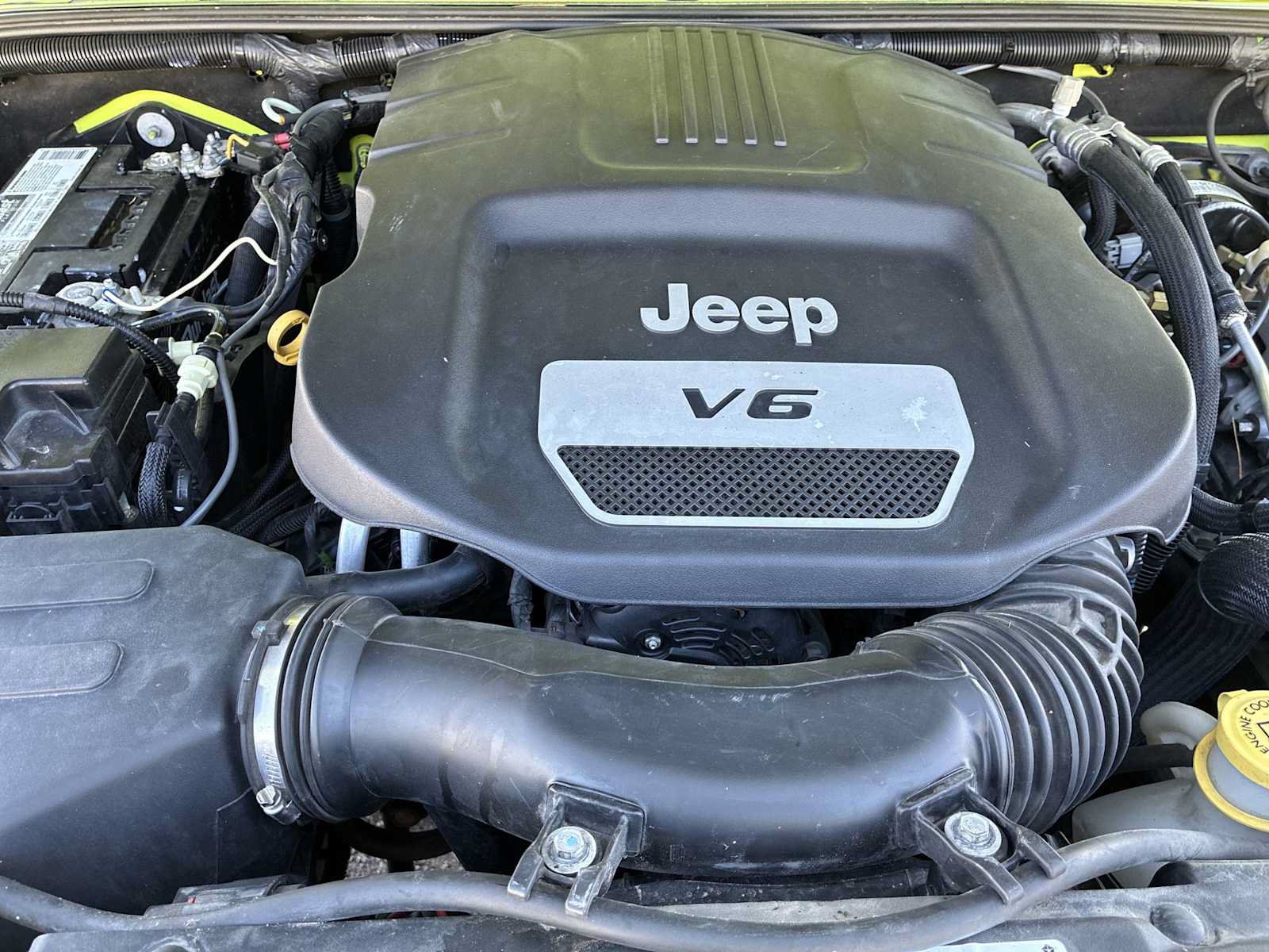 Used 2016 Jeep Wrangler Unlimited Sahara w/ Connectivity Group AWD/4WD image 18
