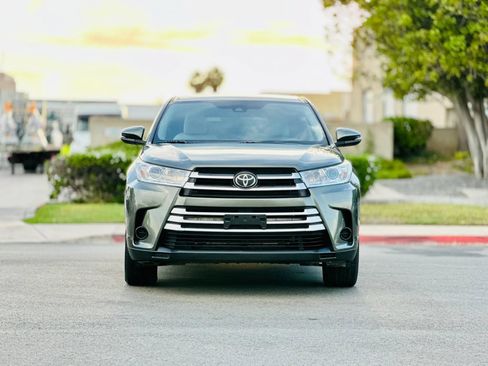 Used 2018 Toyota Highlander LE w/ Carpet Mat Package (TMS) FWD image 2