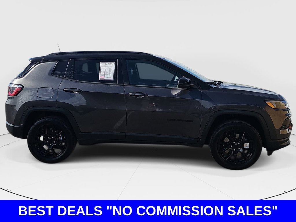 Used 2023 Jeep Compass Latitude w/ Sun and Sound Group AWD/4WD image 2