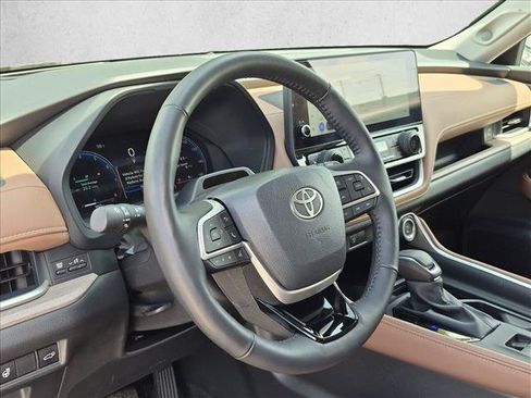 Used 2025 Toyota Grand Highlander AWD image 10