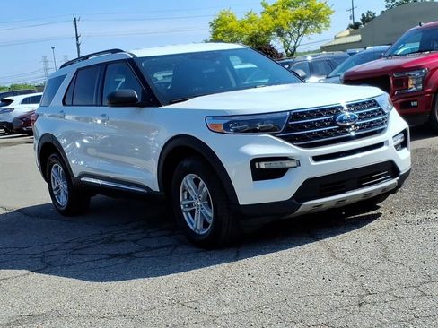Used 2024 Ford Explorer XLT w/ Equipment Group 202A AWD/4WD image 7