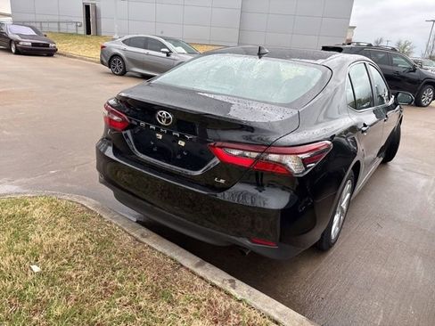 Used 2022 Toyota Camry LE image 3