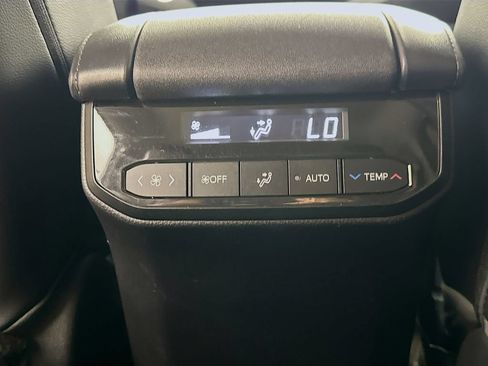 Used 2023 Toyota Highlander XLE FWD image 32