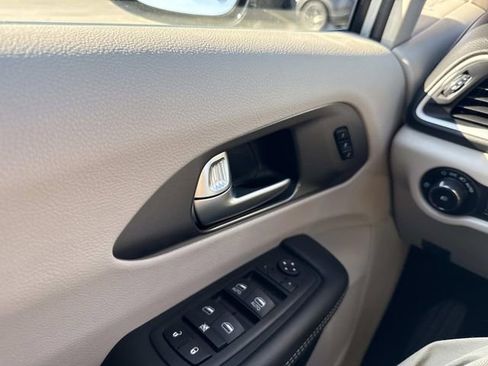Used 2024 Chrysler Pacifica Touring-L FWD image 37