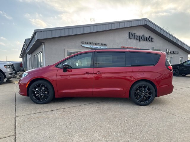 New 2026 Chrysler Pacifica Select w/ S Appearance Package FWD image 4