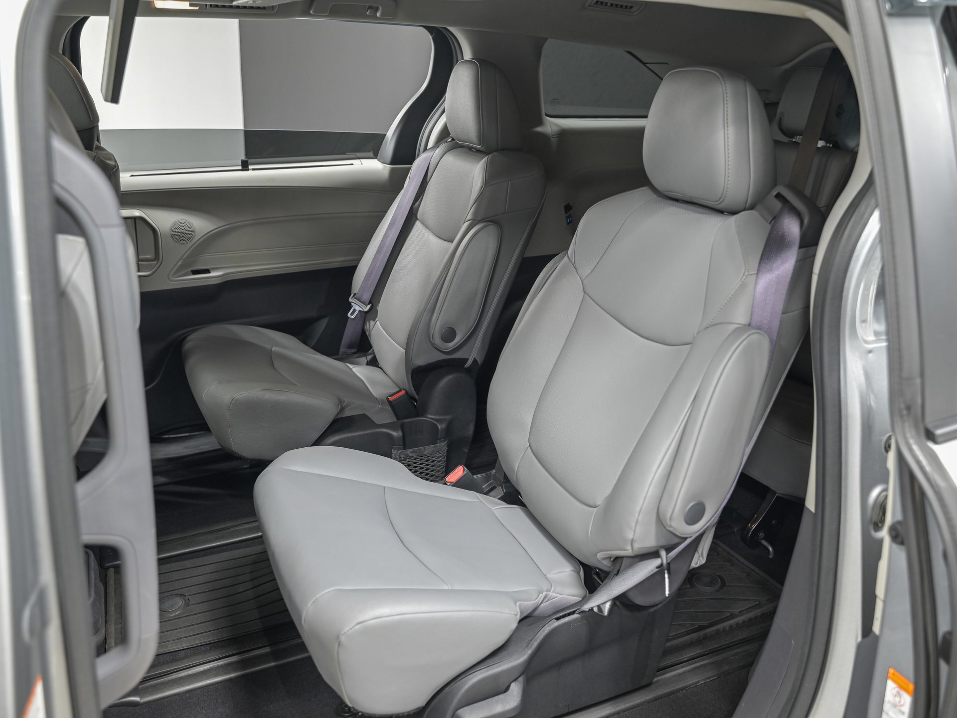 Used 2024 Toyota Sienna XLE w/ XLE Plus Package FWD image 27