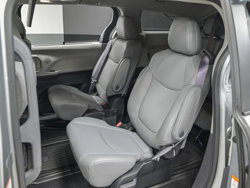 Used 2024 Toyota Sienna XLE w/ XLE Plus Package FWD image 27