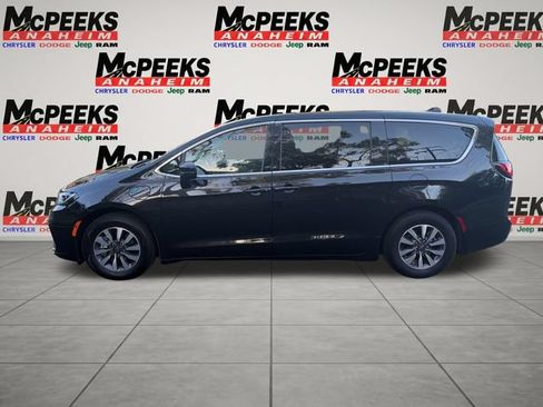 Used 2023 Chrysler Pacifica Touring-L FWD image 2