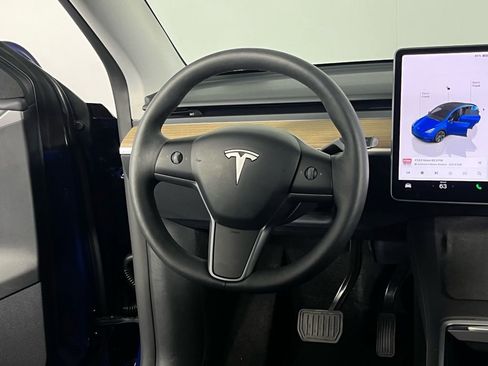 Used 2025 Tesla Model Y Long Range image 18