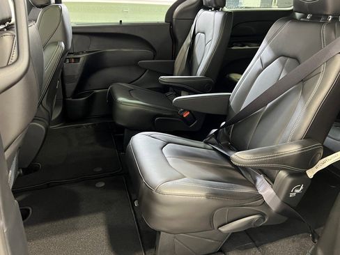 New 2026 Chrysler Pacifica Select image 18