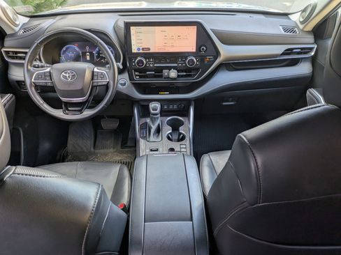 Used 2023 Toyota Highlander Limited image 12