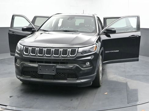 Used 2025 Jeep Compass Latitude image 34