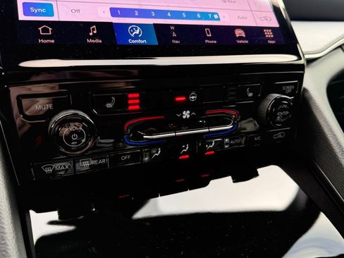 New 2025 Jeep Grand Cherokee Limited w/ Black Appearance Package image 4