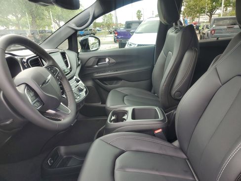 New 2026 Chrysler Pacifica Select FWD image 11