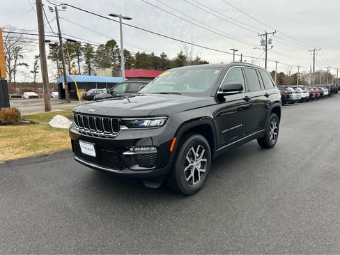 Used 2025 Jeep Grand Cherokee Limited image 3