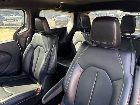 Used 2024 Chrysler Pacifica Select image 8