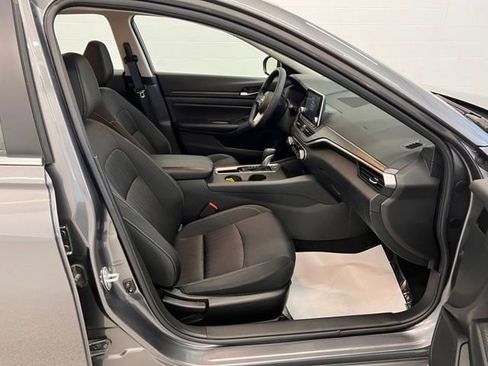 Used 2025 Nissan Altima 2.5 SV image 9