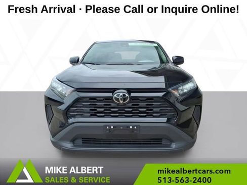 Used 2022 Toyota RAV4 LE AWD/4WD image 2