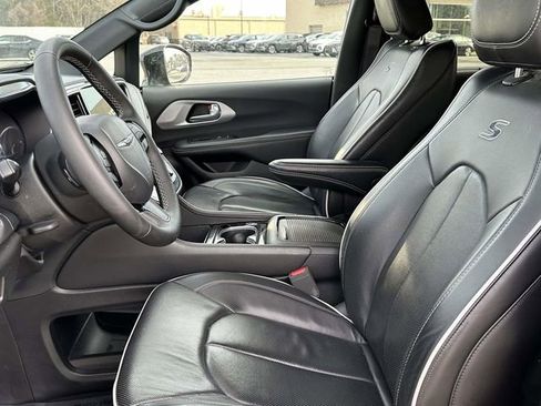 Used 2025 Chrysler Pacifica Limited image 17