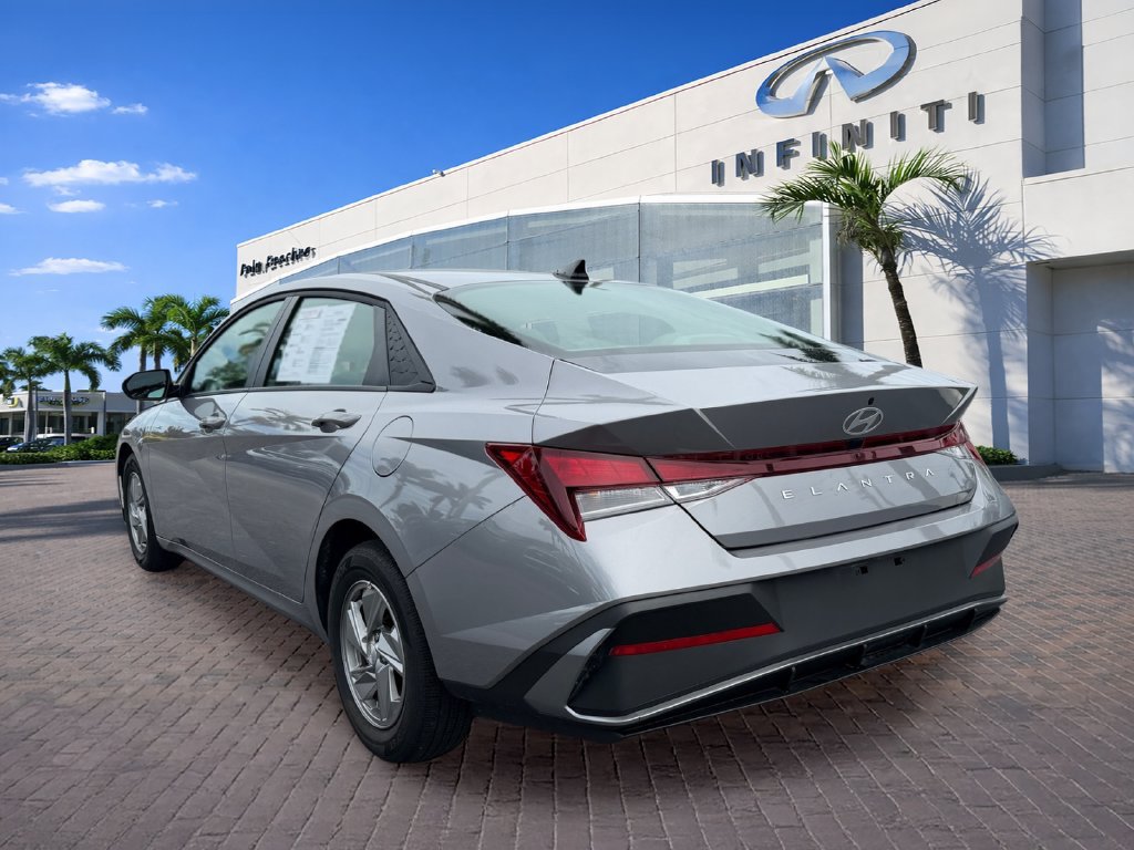 Used 2025 Hyundai Elantra SE FWD image 5