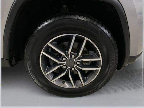 Used 2019 Jeep Grand Cherokee Laredo w/ 18" Wheel & 8.4" Radio Group AWD/4WD image 15