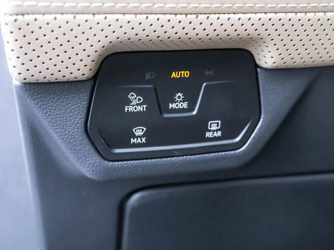 Used 2025 Volkswagen Atlas Cross Sport SE image 18