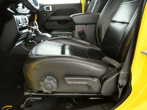 Used 2019 Jeep Wrangler Unlimited Sahara w/ Uconnect 4C Nav & Sound Group AWD/4WD image 16