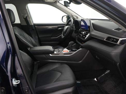 Used 2025 Toyota Highlander Platinum image 13