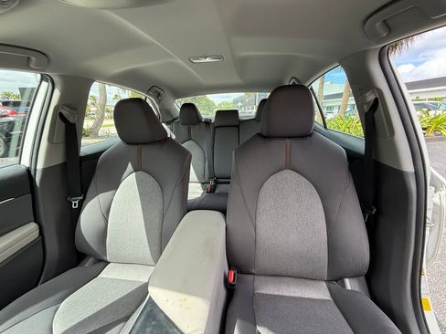 Used 2020 Toyota Camry LE image 3