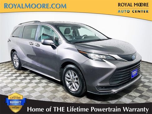 Certified 2022 Toyota Sienna LE image 1