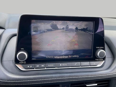 Used 2024 Nissan Rogue SV FWD image 25