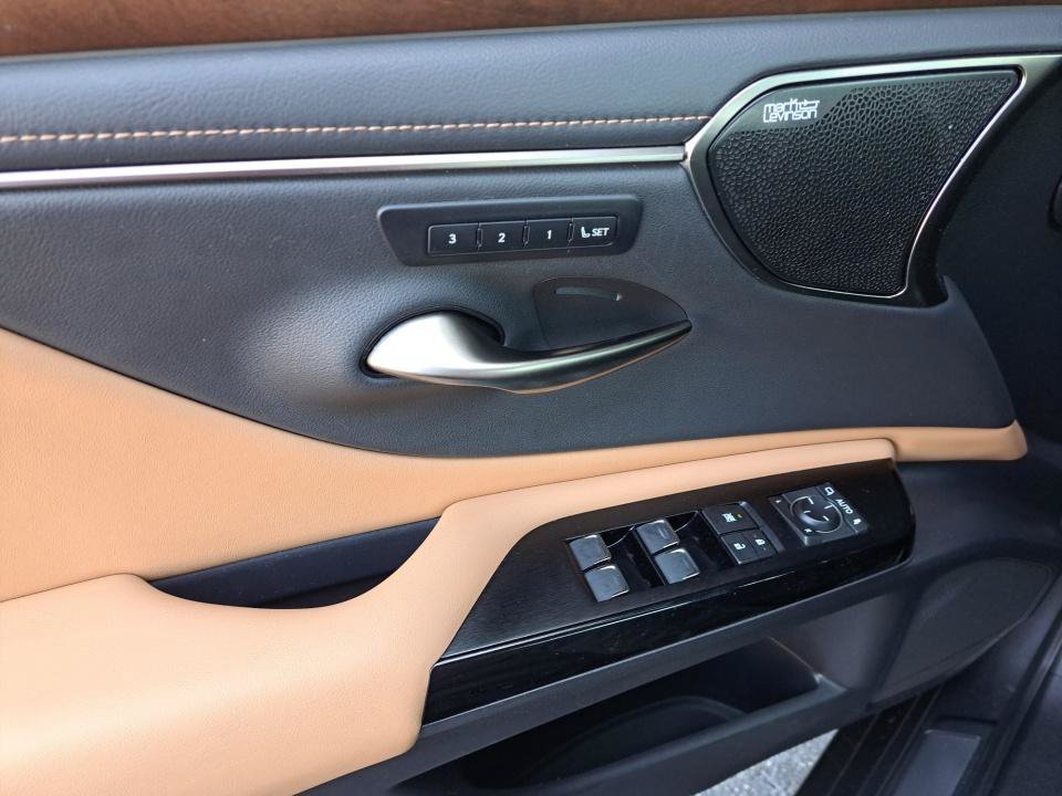 Used 2023 Lexus ES 300h Ultra Luxury w/ Accessory Package (Z2) FWD image 36