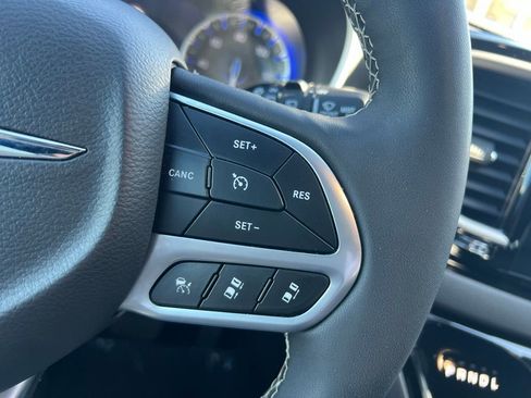 Used 2025 Chrysler Pacifica Select image 36