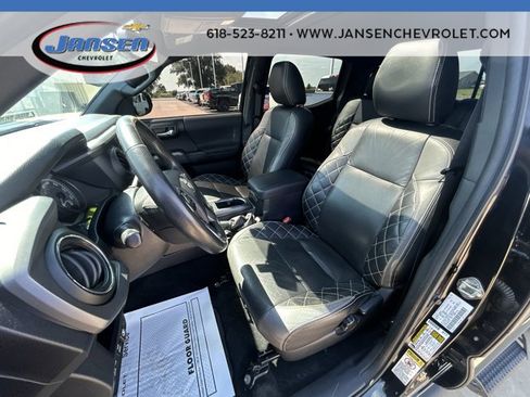 Used 2017 Toyota Tacoma TRD Sport AWD/4WD image 19