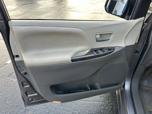 Used 2015 Toyota Sienna XLE image 12