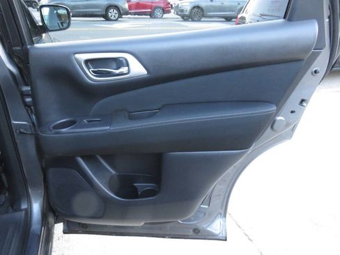 Used 2017 Nissan Pathfinder S image 29