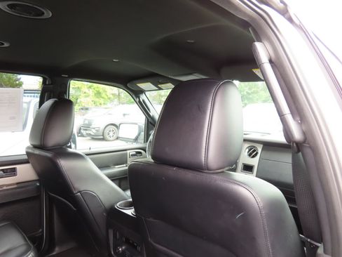 Used 2017 Ford Expedition XLT w/ Equipment Group 201A RWD image 32