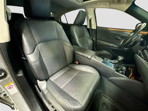 Used 2019 Lexus ES 300h w/ Luxury Package image 29
