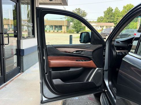 Used 2019 Cadillac Escalade ESV Luxury AWD/4WD image 25