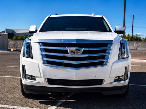Used 2019 Cadillac Escalade Luxury AWD/4WD image 7