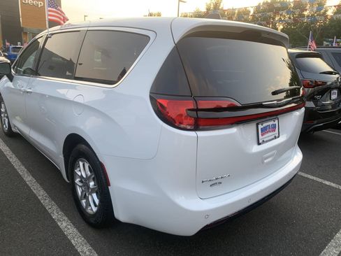 Used 2023 Chrysler Pacifica Touring-L FWD image 4