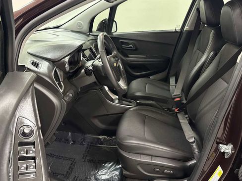 Used 2022 Chevrolet Trax LT w/ LT Convenience Package image 13