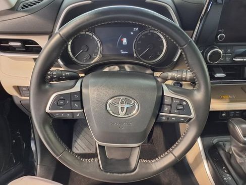 Used 2024 Toyota Highlander XLE AWD/4WD image 8