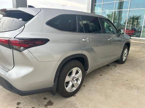Used 2024 Toyota Highlander LE AWD/4WD image 10