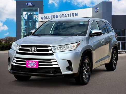 Used 2018 Toyota Highlander LE image 2